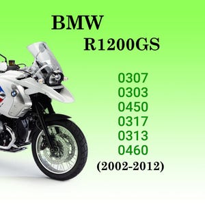 Può includere: Una moto BMW R1200GS bianca e argento con pneumatici neri e un parabrezza trasparente. L'immagine include il testo "BMW R1200GS" e diversi numeri, tra cui "0307" e "0303", insieme agli anni "2002-2012".