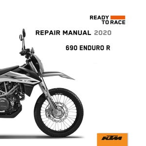 以下が含まれることがあります： 「REPAIR MANUAL 2020 690 ENDURO R」と「READY TO RACE」の文字が入った、黒とグレーのオートバイ。 オートバイは大きなフロントタイヤとシルバーのフロントフェンダーを備えています。 KTMのロゴが右下にあります。