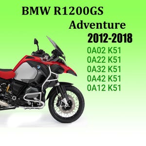 以下が含まれることがあります： 赤、黒、シルバーのBMW R1200GS Adventureオートバイ。画像には「BMW R1200GS Adventure 2012-2018」というテキストといくつかのモデル番号が含まれています。 オートバイにはフロントガラスとシルバーのフレームがあります。
