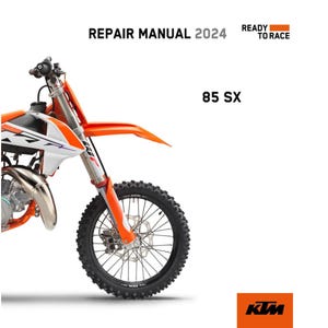 Puede incluir: Una moto KTM 85 SX naranja y blanca con neumáticos negros y un tubo de escape plateado. La imagen incluye el texto "REPAIR MANUAL 2024" y "READY TO RACE". El logotipo de KTM está en la esquina inferior derecha.