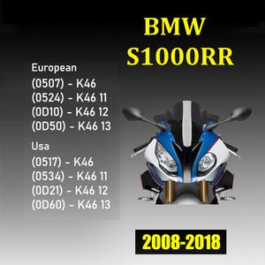 Könnte beinhalten: Ein BMW S1000RR Motorrad mit blauem, weißem und schwarzem Farbschema. Das Bild zeigt die Modelljahre 2008-2018 und listet europäische und US-Modellcodes auf. Das Motorrad hat ein schlankes Design mit einer schwarzen Windschutzscheibe.