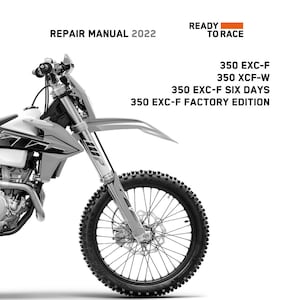 Pode incluir: Uma imagem em preto e branco de uma motocicleta KTM 350 EXC-F 2022. A motocicleta é mostrada de frente, com a roda dianteira e a suspensão visíveis. O texto "REPAIR MANUAL 2022" está na parte superior da imagem, e o texto "READY TO RACE" está na parte superior direita. O texto "350 EXC-F", "350 XCF-W", "350 EXC-F SIX DAYS", e "350 EXC-F FACTORY EDITION" está no lado direito da imagem.