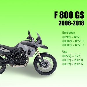 Op de afbeelding: Een zilveren BMW F 800 GS motorfiets met een zwart windscherm en zwarte zadeltassen. De motorfiets staat op een groene achtergrond met tekst die "F 800 GS 2006-2018" aangeeft en modeljaren en codes voor Europese en Amerikaanse modellen opsomt.