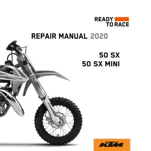 以下が含まれることがあります： 黒いタイヤが付いた白とシルバーのオートバイが写っています。「REPAIR MANUAL 2020」と「50 SX 50 SX MINI」の文字が表示されています。「READY TO RACE」の文字も表示されています。KTMのロゴが右下にあります。