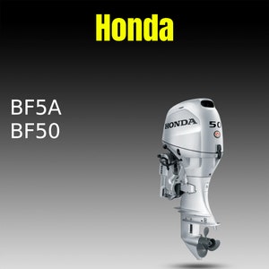 Puede incluir: Un motor fueraborda Honda BF50 plateado con una etiqueta en blanco y negro que dice "Honda" y "50".