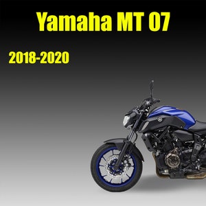 以下が含まれることがあります： 青と黒のヤマハMT 07オートバイ。テキスト「Yamaha MT 07」と「2018-2020」は黄色で表示されます。オートバイは、青いアクセントが付いた黒いフロントホイールを備えています。グレーの背景。