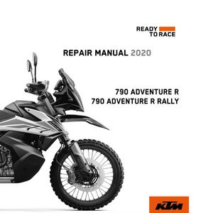 以下が含まれることがあります： 「REPAIR MANUAL 2020」と「790 ADVENTURE R」と「790 ADVENTURE R RALLY」の文字が入った白と黒のオートバイ。 オートバイは大きなフロントタイヤとフロントガラスを備えています。 KTMのロゴは右下にあります。