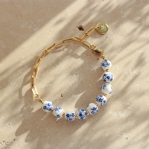 Floral bracelet with painted porcelain beads - 18K gold plated / individual length / Delft design