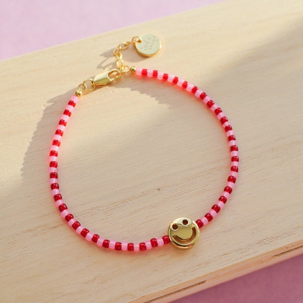 18 Karat vergoldetes Smiley Armband / rot und pink gestreift / individuelle Größe / Valentinstags Geschenk für Freunde / fröhlicher Schmuck