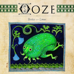 Könnte beinhalten: Eine grüne, mythische Kreatur mit einem zahnigen Grinsen und großen Augen, umgeben von blauen Blumen und grünem Laub. Die Kreatur ist in mittelalterlichem Stil dargestellt, mit einem dunkelblauen Hintergrund und einem goldenen Rahmen. Der Text "OOZE" ist in großen, schwarzen Buchstaben oben im Bild geschrieben. Der Text "Bestia Limus" ist unter der Kreatur geschrieben. Der Text "She shed the poyson, as darke as ever OOZY pitch, which spred it selfe unchecked through space. The chilling colde closde all hír veines, Strake to hir heart, and lastly stopt hír breath." ist unter der Kreatur geschrieben. Der Text "2/2" ist in der unteren rechten Ecke des Bildes geschrieben.