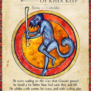 Pode incluir: Uma ilustração de um kobold azul, uma criatura mítica, segurando um porrete. O kobold é retratado em uma moldura circular com acentos vermelhos e amarelos. O texto "KOBOLDS OF KHER KEEP" está no topo da imagem. O texto "Bestia - Coboldus" está abaixo da imagem. O texto "At every wading on the way that Gawain passed he found a foe before him; foul were they and fell. At whiles with worms he wars, and with wolves also, at whiles with WODEMOSE that wandered in the crags, and with ogres that hounded him from the heights." está na parte inferior da imagem.