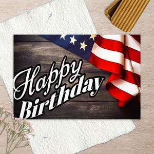 Carte d'anniversaire patriotique – Drapeau américain et joyeux anniversaire dans un design élégant