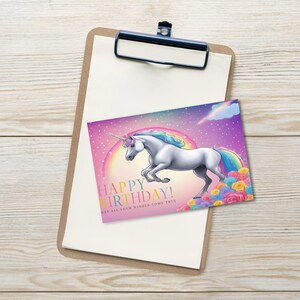 Carte postale d'anniversaire « Une licorne fête son anniversaire »