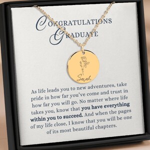 Cadeau de félicitations pour diplômé pour fille, petite-fille, beaux chapitres, nom gravé personnalisé, fleur de naissance, pendentif pièce de monnaie