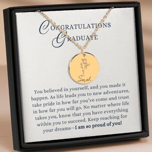 Cadeau de félicitations pour diplômée pour fille, petite-fille, si fière de vous Nom personnalisé gravé fleur de naissance pendentif pièce de monnaie collier