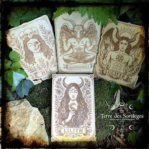 Peut inclure: Quatre plaques en bois avec des illustrations gravées de figures occultes. Les plaques comprennent des images de Hel, Baphomet, Lucifer et Lilith. Chaque plaque porte une bannière avec le nom de la figure. Le fond présente de la verdure et de la mousse.