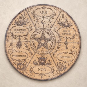 Könnte beinhalten: Ein rundes Holzbrett mit einem zentralen Pentagramm, umgeben von sechs Abschnitten mit französischem Text wie OUI, PEU DE CHANCES, IMPOSSIBLE, NON, ÉVIDEMMENT und DE GRANDES CHANCES, verziert mit Gravuren eines Kessels, Kristallen und Kräutern.