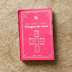 Diario de lectura de tarot/cuaderno secreto con ejemplos de tiradas y detalles de los arcanos mayores para cartomancia y adivinación diaria.