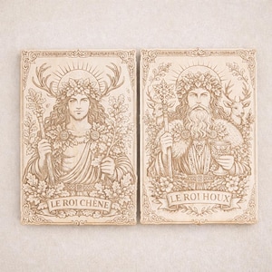 Può includere: Due placche di legno con intagli dettagliati. Una raffigura una figura con corna, il testo "LE ROI CHÊNE". L'altra mostra una figura barbuta con un calice, il testo "LE ROI HOUX". Entrambe presentano motivi floreali e solari, suggerendo un tema mistico o storico.