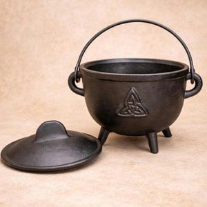 Gietijzeren Triquetra-ketel op een standaard met deksel, offergaven, antieke pot, natuurlijke magie, Wicca, hoodoo-ritueel, cadeau-idee, spreuk