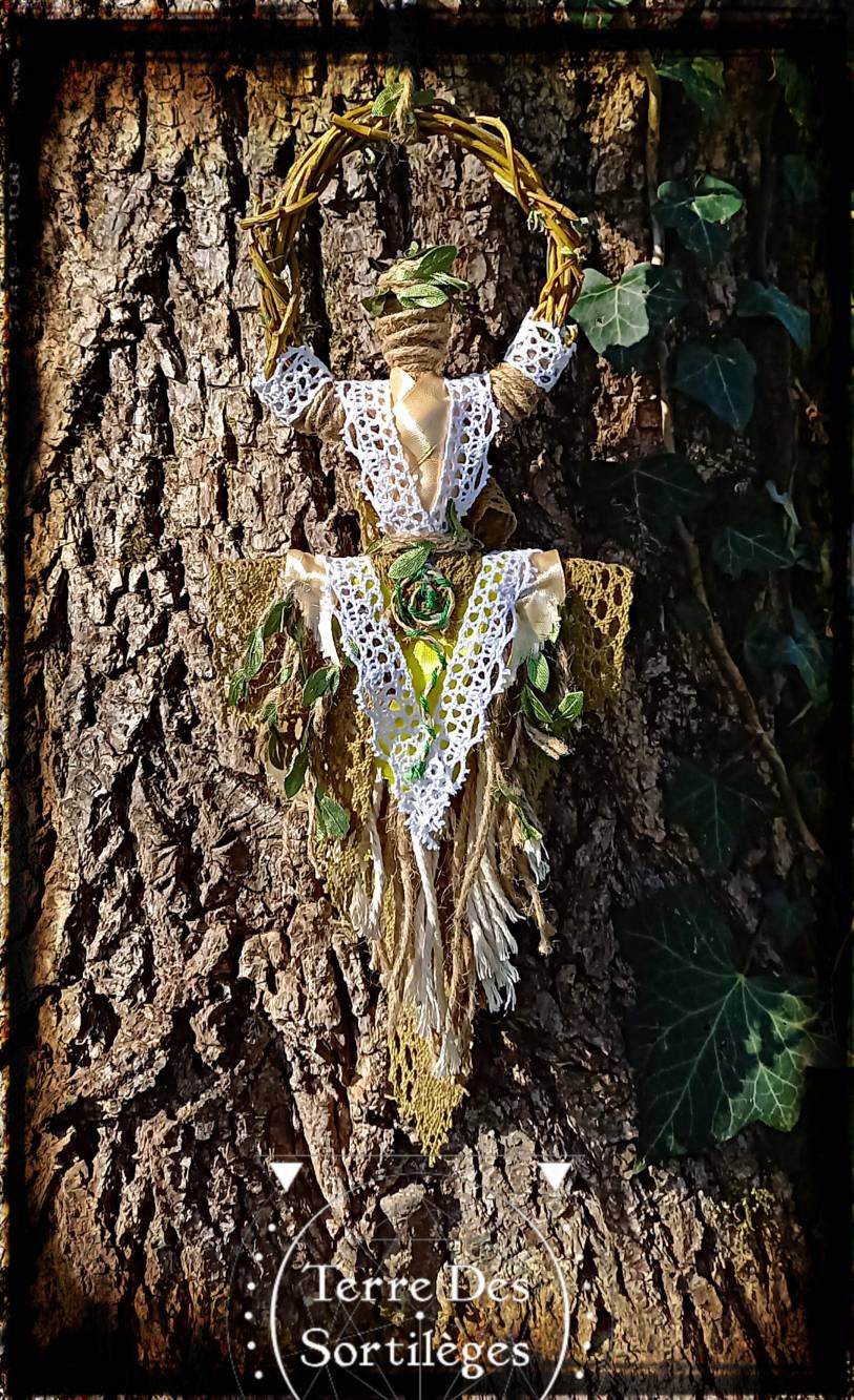 Poupée Terre Mère en Saule - Gaïa Ostara Dentelle Printemps Suspension Wicca Hoodoo Magie