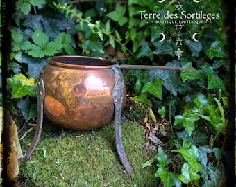 Antique hammered copper tripod cauldron with iron handle – Rare second-hand piece for magical rituals, natural magic, wicca