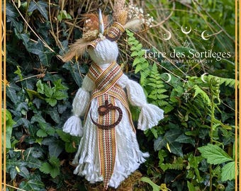 Dagyde of Renewal and Fertility in White Wool Hoodoo Inspiration 43 cm Esoteric Sculpture Artisanal Natural Magic Ritual Doll