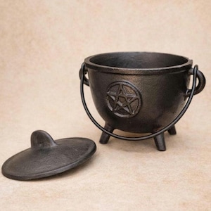 Cast iron pentacle cauldron with lid. Wiccan ritual, witchcraft, offerings, potions, spells, natural magic, esoteric tool. Gift idea.