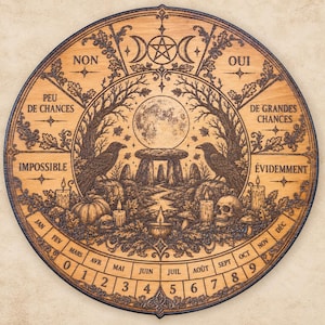 Puede incluir: Un tablero circular de madera con pirograbado detallado de una luna llena, cuervos, árboles, una estructura de piedra, velas, una calavera y una calabaza. El diseño incluye etiquetas en francés, los meses del año y los números del cero al nueve.