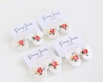 Pendientes de aro de arcilla con forma de ratón / Pendientes de arcilla polimérica blanca / Pendientes de aro de arcilla con forma de flores / Pendientes de arcilla con forma de ratón y flor inspirados en Disney para Halloween