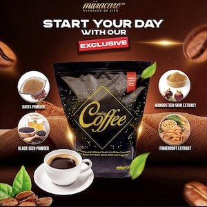 Puede incluir: Una bolsa negra de "müracare Coffee" con una taza de café en un platillo. La imagen incluye ingredientes como polvo de dátiles, polvo de semillas negras, extracto de piel de mangostán y extracto de raíz de dedo. El texto dice "Comienza tu día con nuestra exclusiva".
