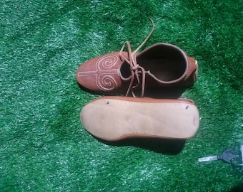 Viking Hedeby Shoes – One-Piece Turnshoes with Embroidery – 9th & 10th Century Reenactment Footwear,fully handmade