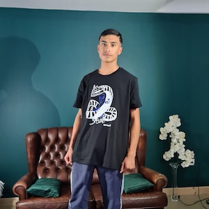 Sasuke Uchiha en Manda T-shirt, Sasuke Uchiwa shirt, Naruto shirt, Anime T-shirt, Unisex Japan T-shirt, Naruto manga T-shirt, Anime cadeau
