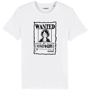 May include: White t-shirt featuring a black and white graphic of a "Wanted" poster with the character Monkey D. Luffy. The poster includes the text "DEAD OR ALIVE" and "1.500.000.000 - MARINE". The shirt has a crew neck and short sleeves.