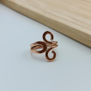 100 % ren kopparring, oändlig ring, trådlindningsring, geometrisk ring, spiraldesign, tensorring, handgjorda trådsmycken, designerring,