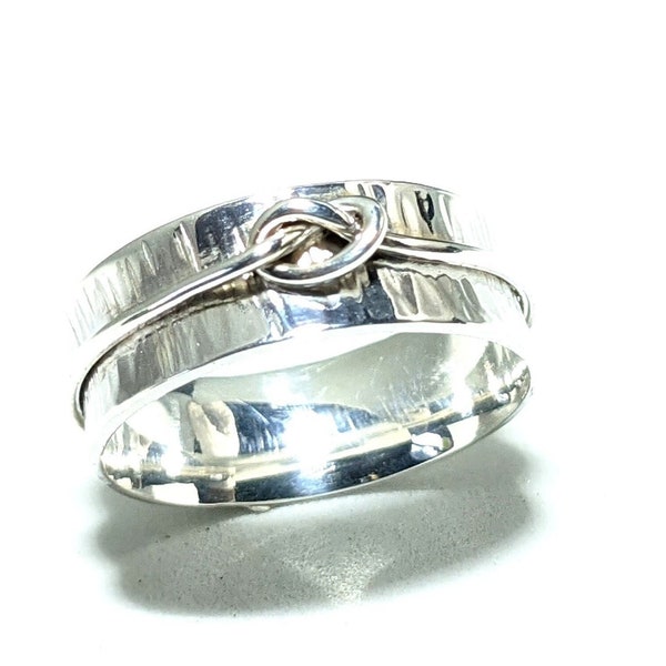 Bague spinner en argent, martelée et large, avec un nœud