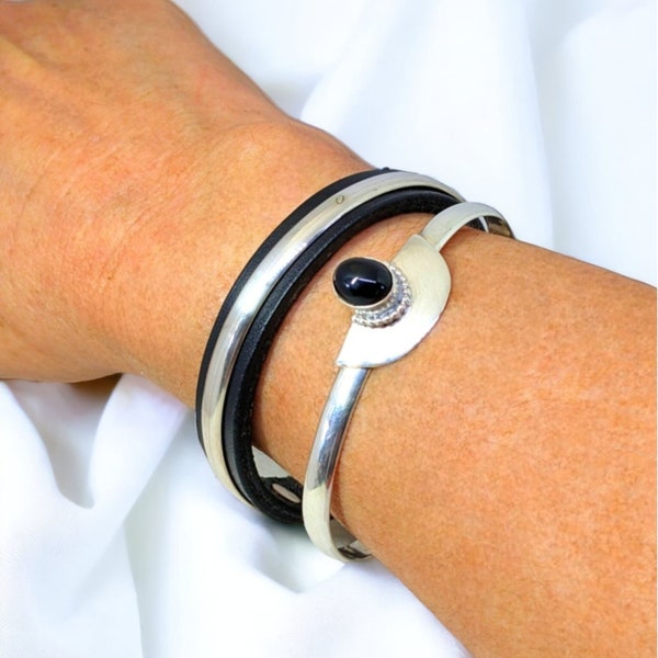 Bracelet en argent et onyx, pierre naturelle noir, demi-lune et fil perlé