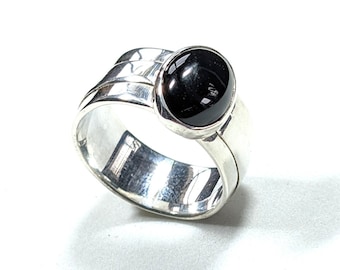 Breiter Silberring mit einem ovalen schwarzen Onyx-Cabochon