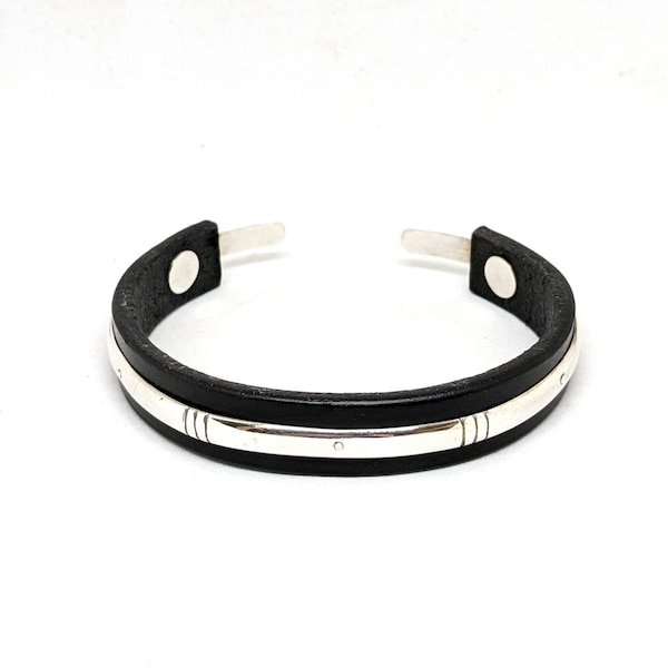 Bracelet manchette en cuir et demi-jonc en argent gravé