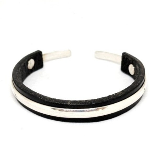 Bracelet manchette cuir et un demi-jonc en argent