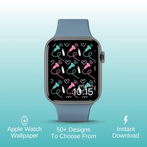 Puede incluir: Un Apple Watch azul con una pantalla negra que muestra un reloj digital y un patrón de corazones rosas y azules, micrófonos y botellas. El texto "WED 05" y "10:15" se muestra en la pantalla.