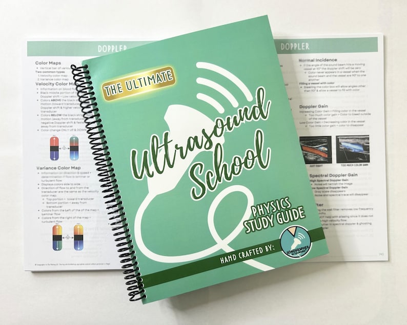 Pode incluir: Um guia de estudo em espiral verde e branco intitulado "The Ultimate Ultrasound School: Physics Study Guide" com o texto "Hand Crafted By: Ultrasound Experts" na capa.