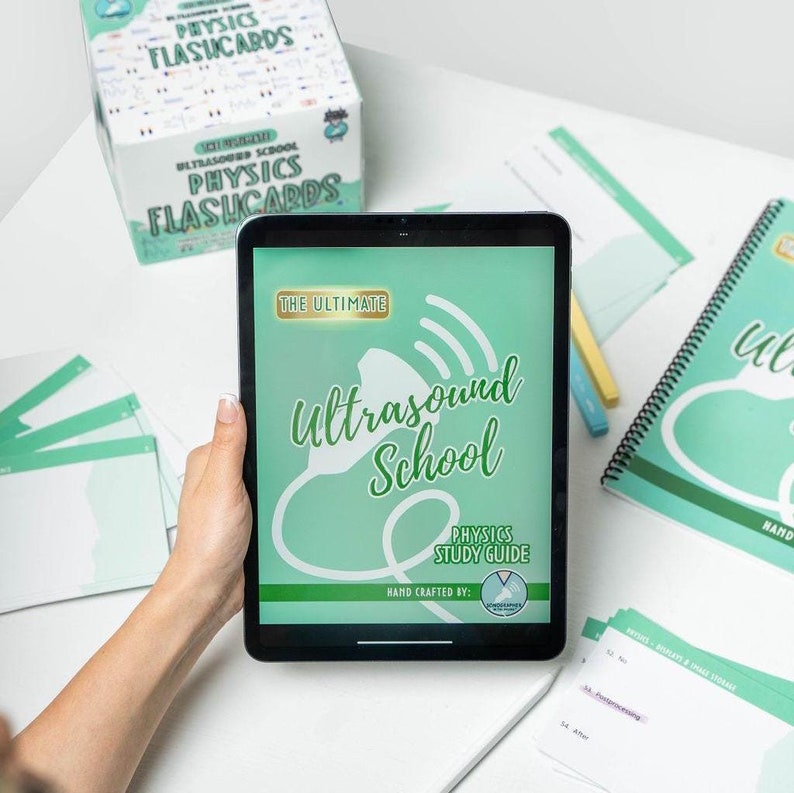 Op de afbeelding: Een digitale tablet met een groene en witte afbeelding van een echografiemachine met de tekst "The Ultimate Ultrasound School Physics Study Guide Hand Crafted By: Ultrasound School".