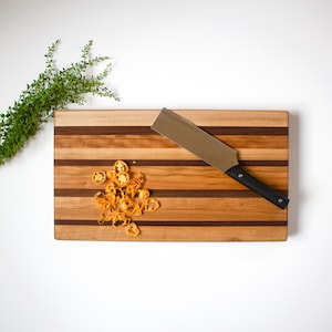 Holz Hackblock | Hackblock | Schneidebrett aus Holz | Graviertes Brettchen | Geschenk für Pärchen | großes Schneidebrett | dickes Schneidebrett
