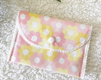 Portafoglio in cotone con bordo smerlato e chiusura a scatto per prodotti femminili - Pochette per il ciclo mestruale con bordo smerlato e chiusura a scatto