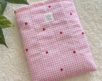 Funda acolchada para libros de bolsillo, protector de libros con estampado de cuadros vichy rosa y corazones.