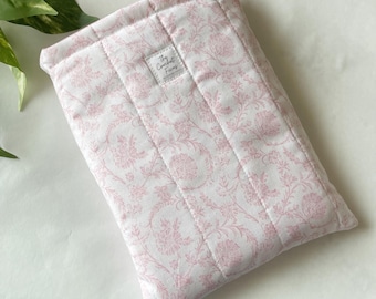 Funda acolchada para libros de bolsillo con estampado floral rosa coqueto.