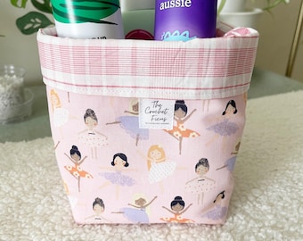 Cesto portaoggetti in tessuto per cosmetici e capelli.