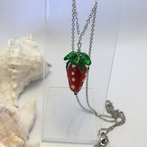 Fragola di vetro su catena d'argento