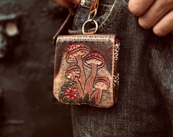 Handmade Leather Belt Pouch with Hand-Carved Mushrooms – Vegetable Tanned Leather – Nature-Inspired Small Bag – Artisan Mushroom Holster.